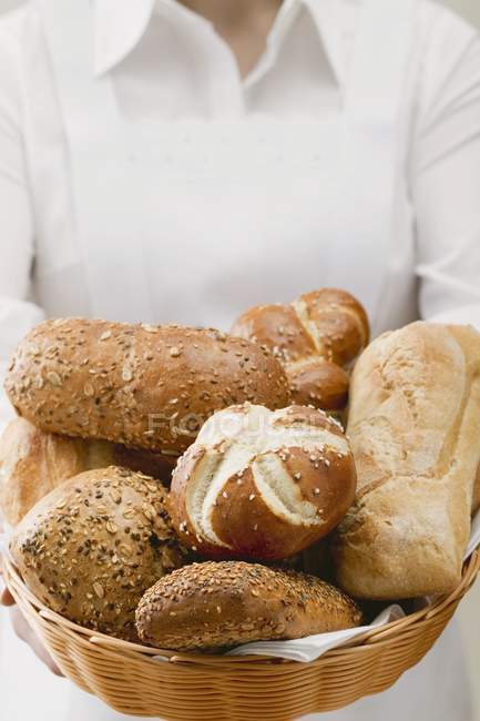 Mulher segurando pão rolos — Fotografia de Stock