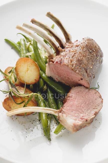 Rack of lamb with roasted potatoes — Stock Photo