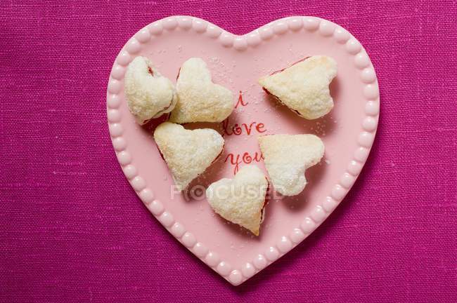 Heart-shaped jam-filled biscuits — Stock Photo
