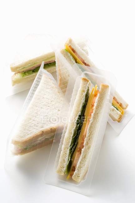 Сэндвичи с ветчиной и сыром — стоковое фото