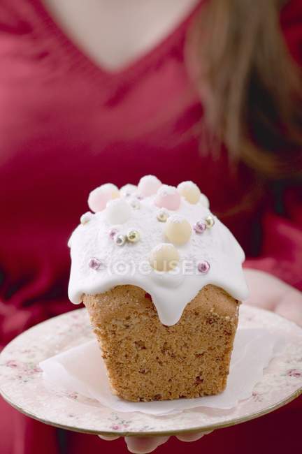 Femme tenant gâteau glacé — Photo de stock
