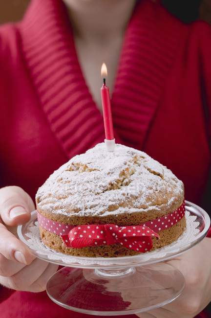 Donna che serve torta di compleanno — Foto stock