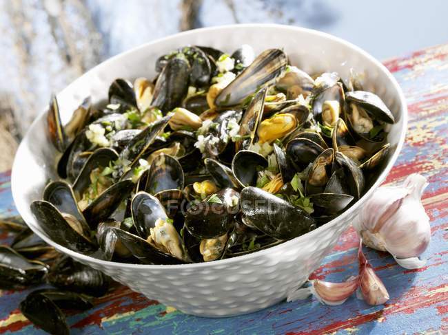 Mussels in white wine broth with garlic — Stock Photo