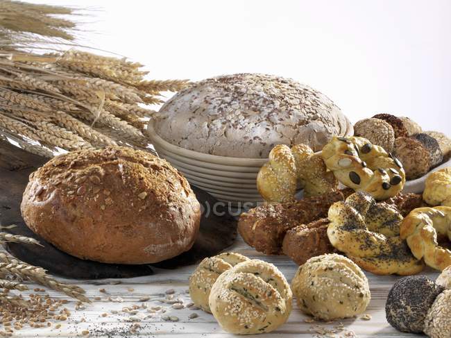 Цельнозерновые хлебы и рулоны — стоковое фото