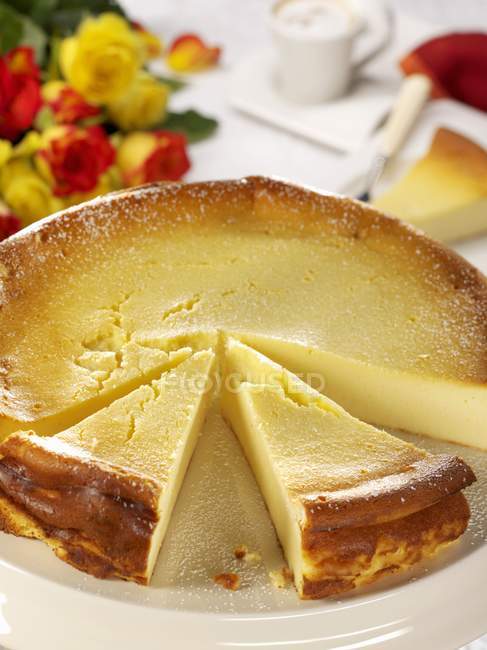 Torta di formaggio affettata sul piatto — Foto stock