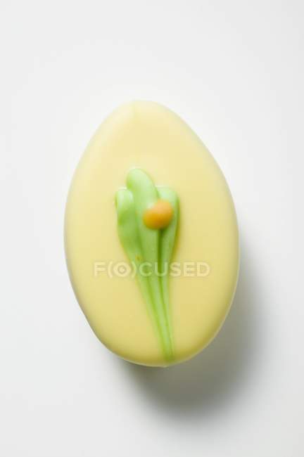 Крупный план сладкого белого шоколадного яйца с глазурью — стоковое фото