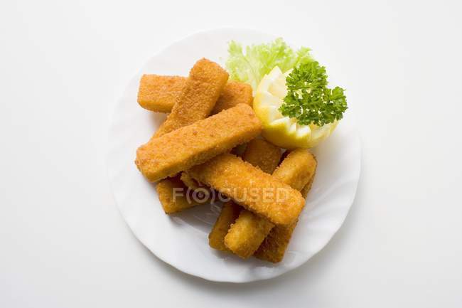 Dedos de peixe frito com guarnição — Fotografia de Stock