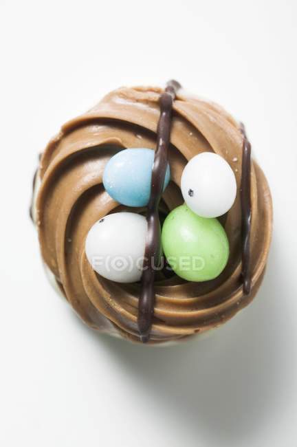 Яйца в шоколадном гнезде — стоковое фото