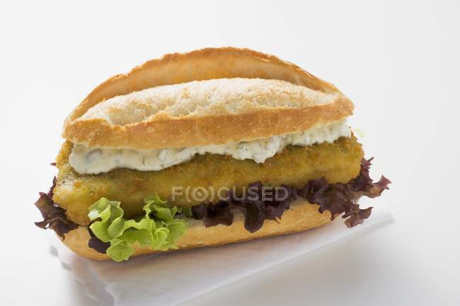 Fish burger with lettuce and remoulade — Stock Photo