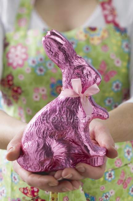 Donna che tiene il coniglietto di Pasqua — Foto stock