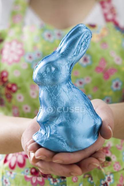Femme tenant lapin de Pâques — Photo de stock