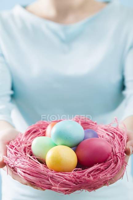 Nido de Pascua lleno de huevos - foto de stock
