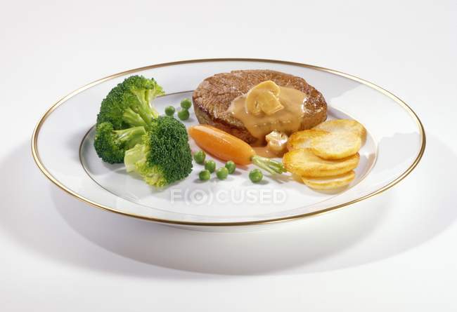 Beef fillet with fried potatoes — Stock Photo