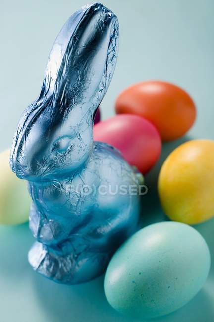 Conejito de Pascua y huevos - foto de stock