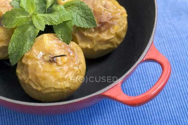 Baked apples in roasting dish — Stock Photo