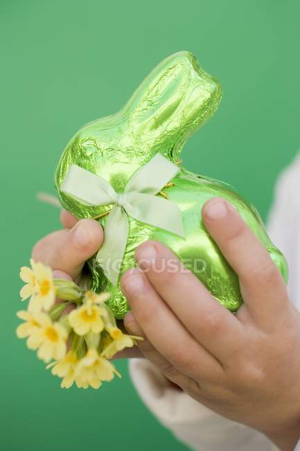 Ребенок держит зеленого пасхального кролика — стоковое фото