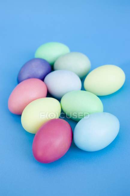Huevos sobre fondo azul - foto de stock