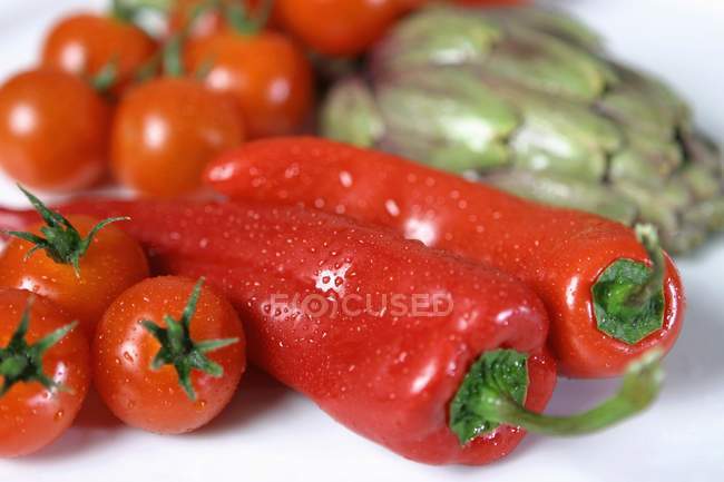 Peperoncini freschi e pomodori — Foto stock