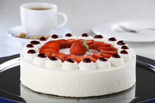 Strawberry cream cake — Stock Photo