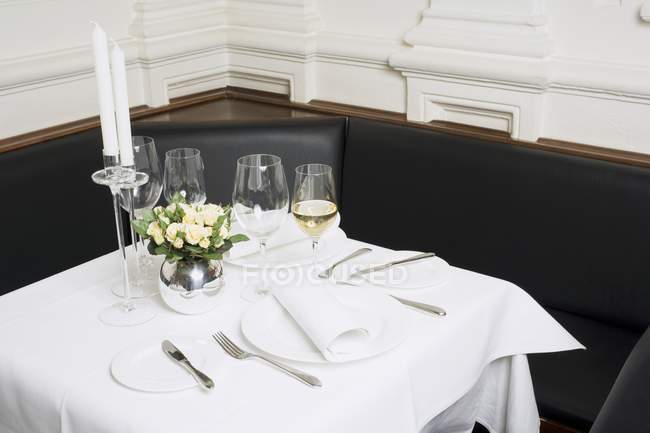 Vue surélevée de la table posée pour deux dans le restaurant — Photo de stock