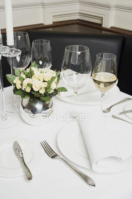 Повышенный вид на стол, накрытый на двоих в ресторане — стоковое фото