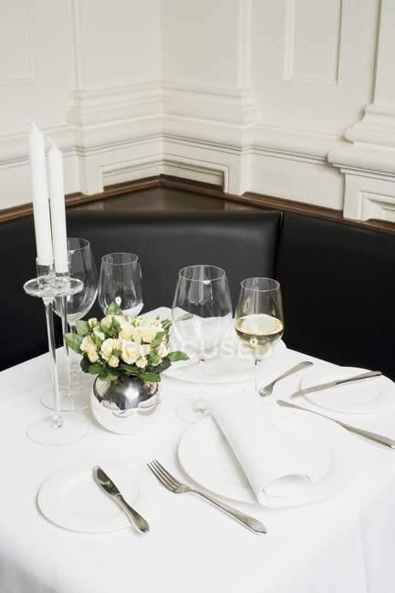 Erhöhte Ansicht des gedeckten Tisches für zwei Personen im Restaurant — Stockfoto