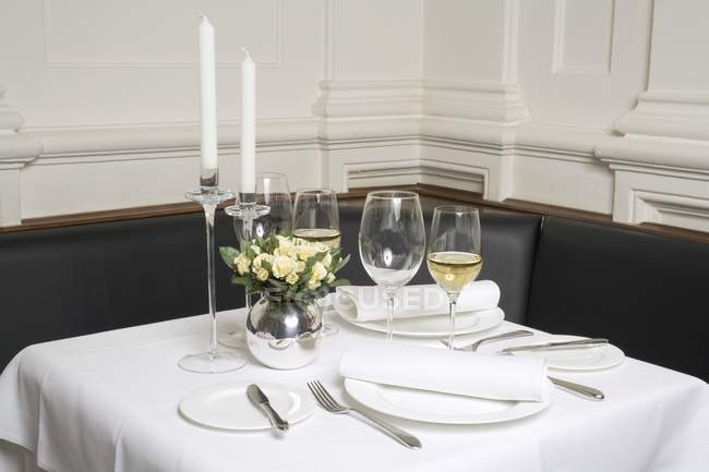 Erhöhte Ansicht des gedeckten Tisches für zwei Personen im Restaurant — Stockfoto