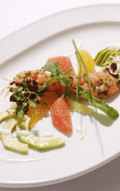 Tartare di salmone con avocado e pompelmo — Foto stock