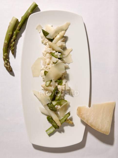 Risotto con asparagi verdi — Foto stock