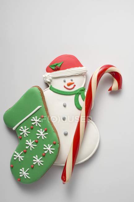 Снеговик с сапогом и конфетами — стоковое фото