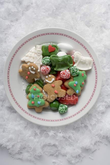 Рождественское печенье на тарелке — стоковое фото