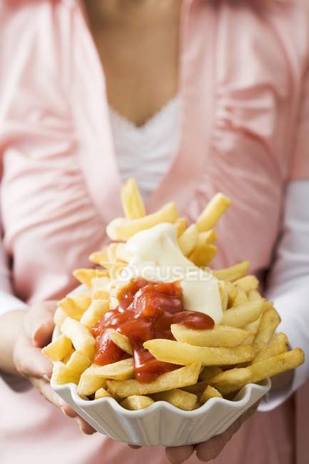 Pommes frites mit Ketchup und Mayonnaise — Stockfoto