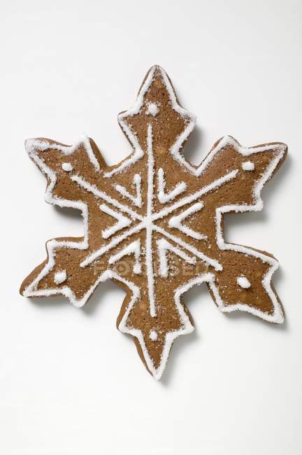 Lebkuchen-Schneeflocke auf Weiß — Stockfoto
