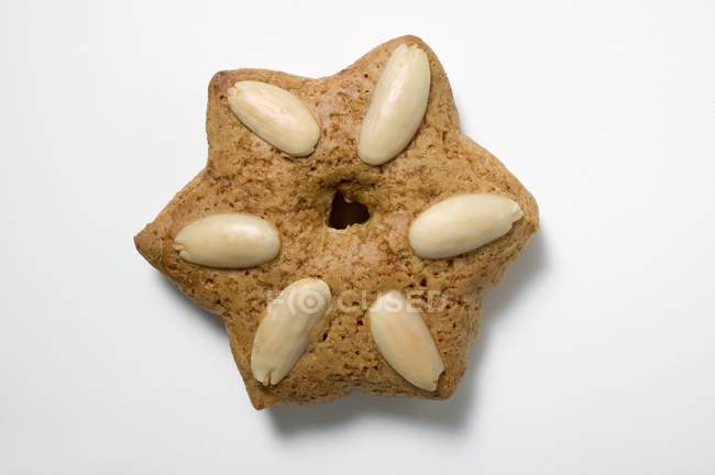 Пряничная звезда с миндалем — стоковое фото