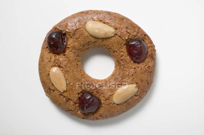 Gingerbread ring with almonds — Stock Photo