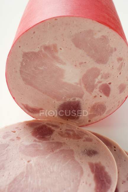Salsicha de presunto de Bierschinken parcialmente cortada — Fotografia de Stock