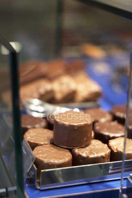 Chocolates en un mostrador de tienda - foto de stock