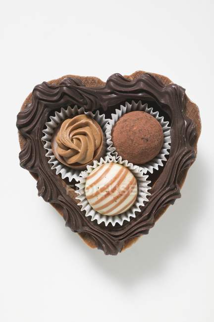 Chocolats dans un cœur de chocolat — Photo de stock