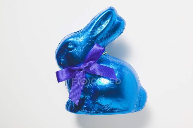 Conejito de chocolate en lámina azul - foto de stock