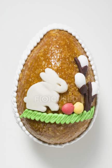 Вид крупным планом запеченного пасхального яйца с марципановым декором — стоковое фото