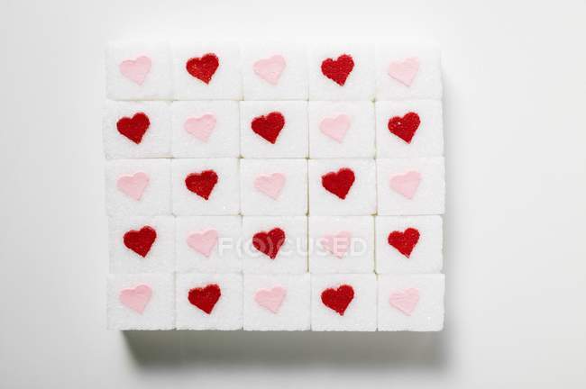 Vista superior de los cubos de azúcar con corazones - foto de stock