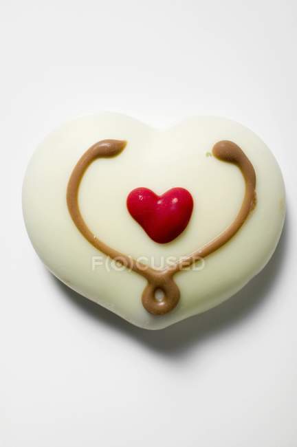 Крупный план белого шоколада с красным сердцем — стоковое фото