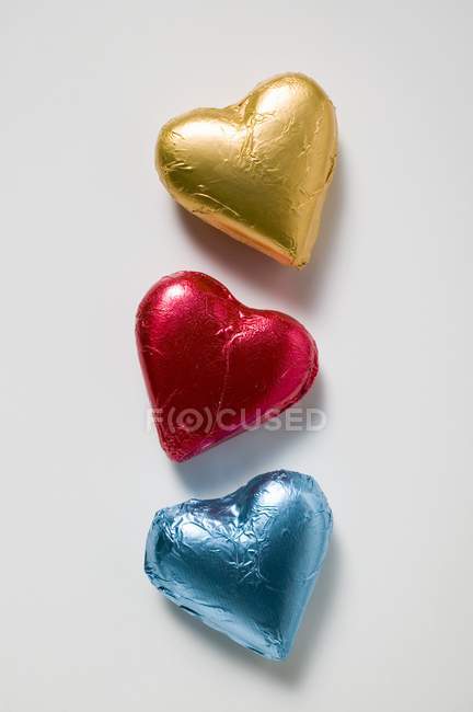 Cuori di cioccolato in lamina colorata — Foto stock
