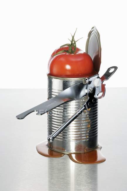 Свіжий помідор на відкритому бляшанці на білому тлі — стокове фото