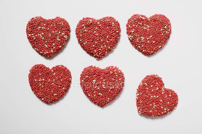 Corações de chocolate com polvilhas — Fotografia de Stock