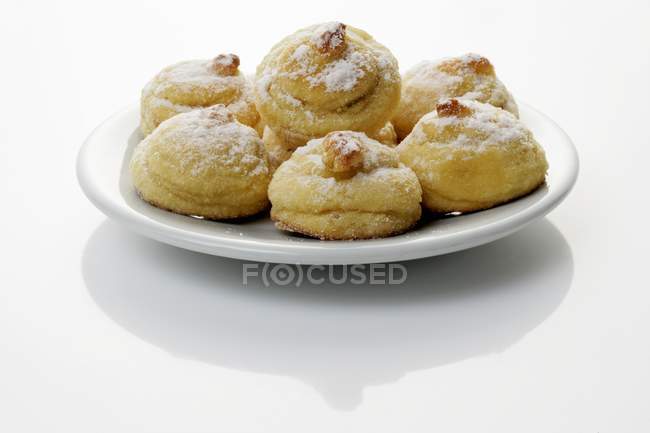 Biscuits with icing sugar on plate — Stock Photo