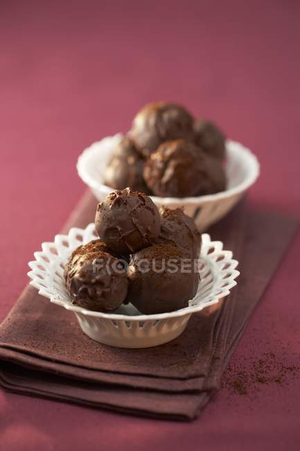 Closeup view of coffee and whisky truffles in two small dishes — Stock Photo