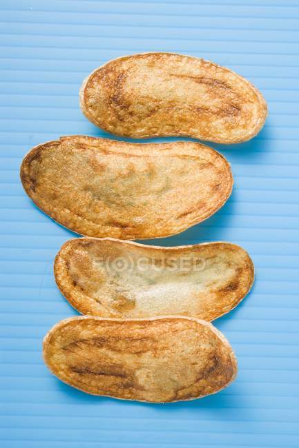 Смажені домашні картопляні чіпси — стокове фото
