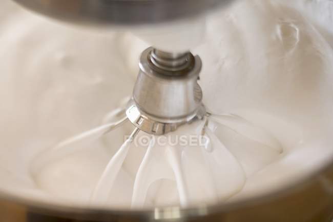 Vista close-up de chantilly com um misturador de alimentos — Fotografia de Stock