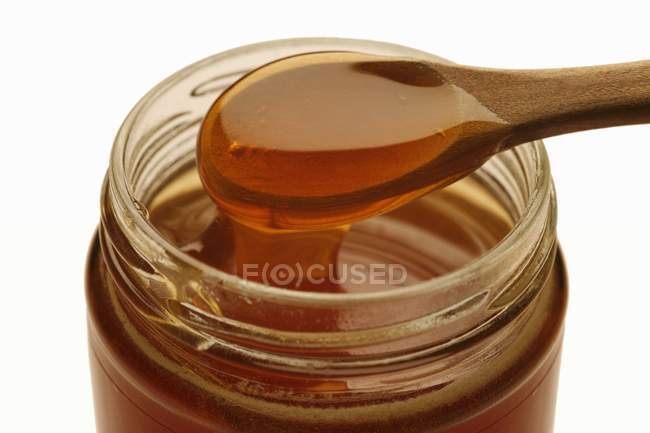 Miel de manuka fuyant de cuillère — Photo de stock